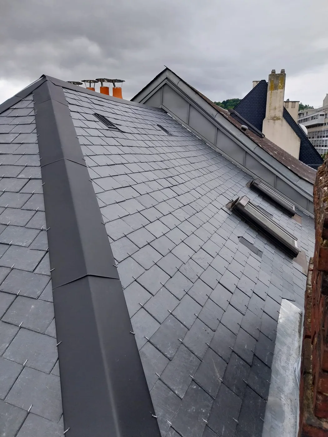 Finitions en ardoise et zinc sur un chantier à Rouen