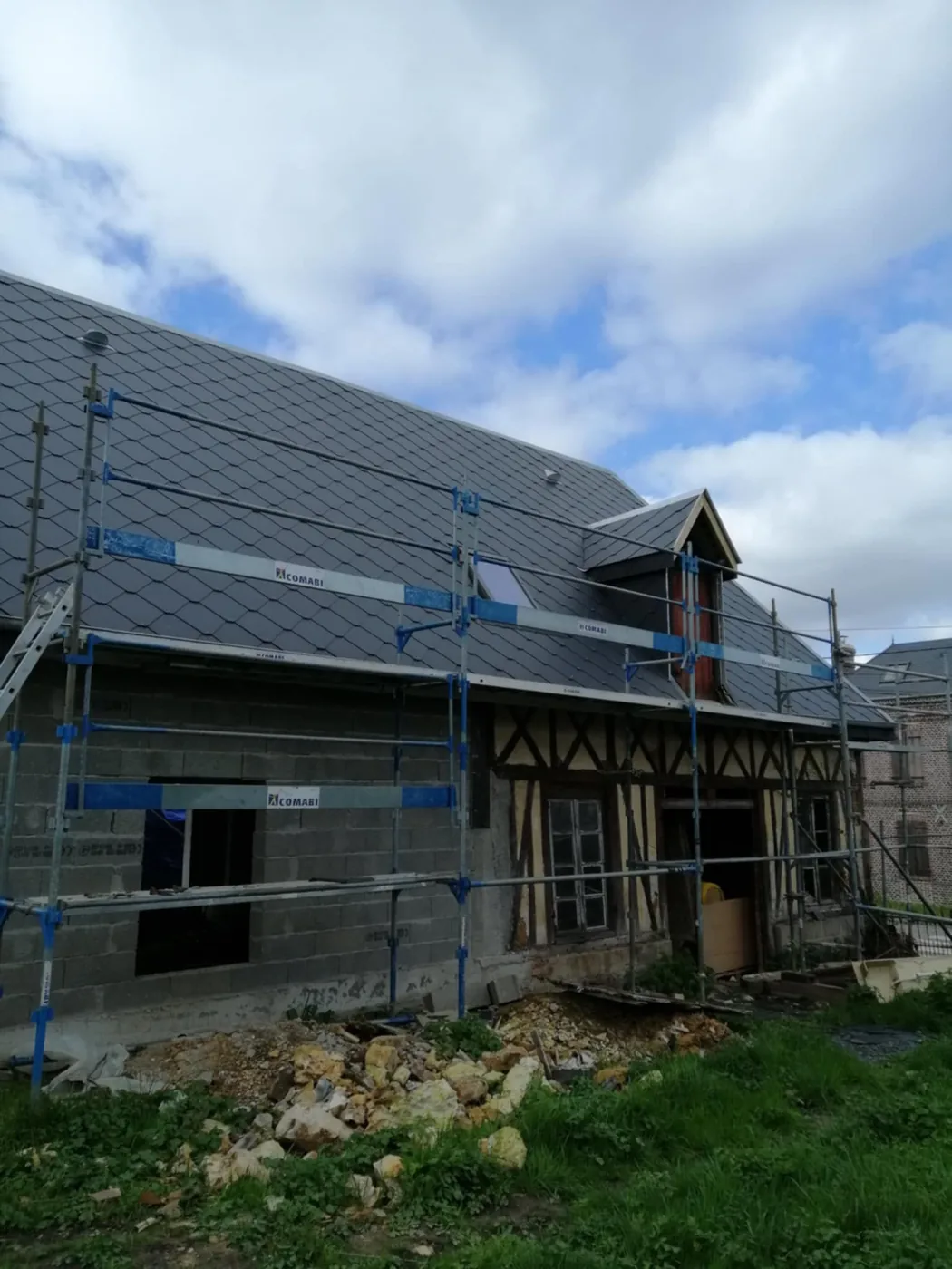 Chantier de charpente et couverture en ardoise réalisé en Normandie