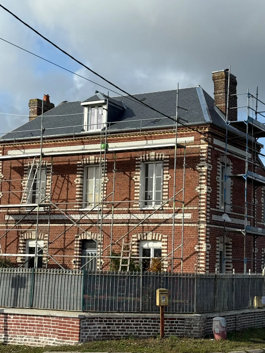 Couverture en ardoise d’une maison au Neubourg